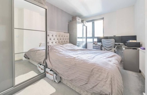 Park Royal Apartment | Large and well equipped ensuite Master Bedroom
