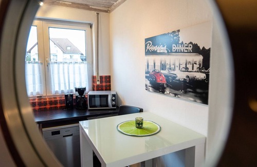 Niestetal Apartment | Large apartment (approx. 75 m²), quiet, close to the city center, south-facing balcony, free parking, WiFi