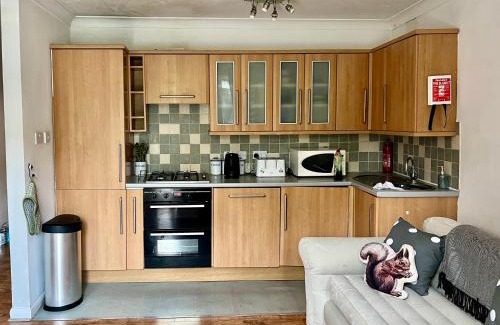 Deptford Apartment | Large balcony apartment opposite rail station