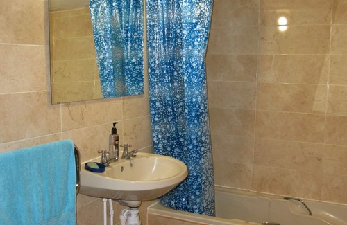 Glastonbury House | Large Bedroom for 1, 2 or 3 People with Panoramic View