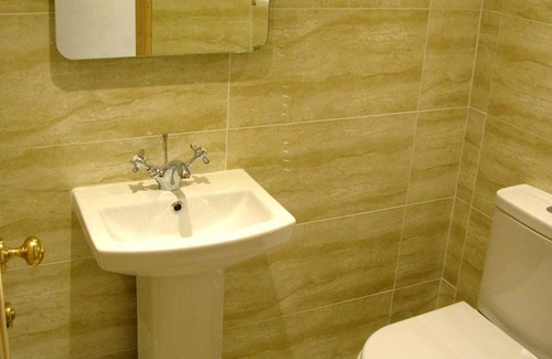 Glastonbury House | Large Bedroom for 1, 2 or 3 People with Panoramic View