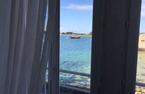 L'Aber Vrac'h Apartment | Large bright studio, feet in the water and a great view of the Aber Wrac'h