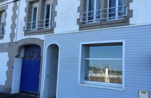 L'Aber Vrac'h Apartment | Large bright studio, feet in the water and a great view of the Aber Wrac'h