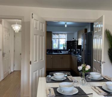 West Thurrock House | Large Comfortable Bed with Own Bathroom Free Parking and Wifi in West Thurrock Grays