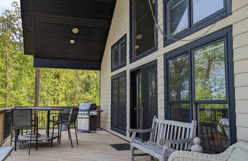 Kingsville Cottage | Large Cottage Overlooking Sunsets & North Bay of Pelee Island
