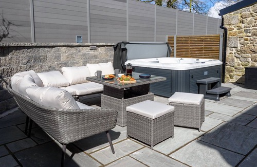 Falmouth Cottage | Large cottage, private hot tub, shared pool, nr Falmouth/Helford River, sleeps 8