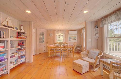 West Harwich House | Large Deck Fire Pit Dog Friendly Near Beach - Sleeps 10