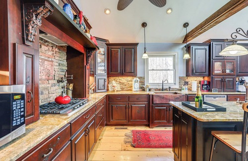 Dahlonega Cabin | Large Deck: Luxe 6-Acre Retreat in Dahlonega!