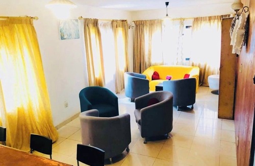 Freetown Bed & Breakfast | Large ensuite Single , Excellence water system, Solar, generator, FREE WIFI, B&B