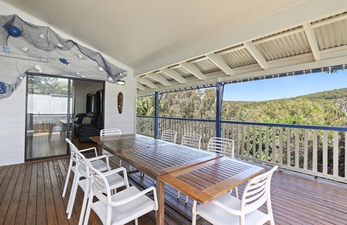 Point Lookout House | Large family beach house only a short walk to beaches and Straddie Hotel.