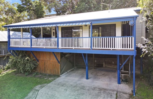 Point Lookout House | Large family beach house only a short walk to beaches and Straddie Hotel.