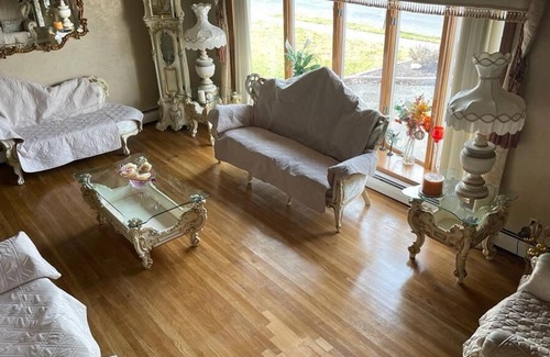 South Valley Stream House | Large Family home! Quick transport to NYC!