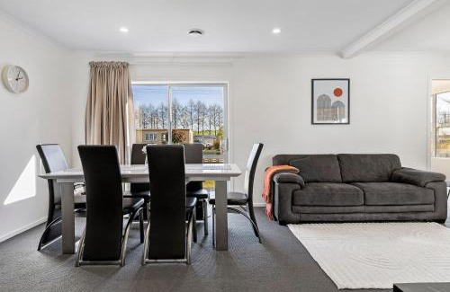 Mangakino House | Large Family Lake house sleeps 12