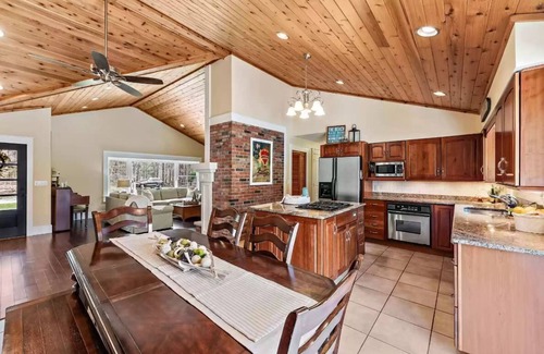Lakeside House | Large family vacation home near Cherry Beach