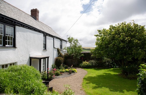 Bude House | Large Grade II Listed 17th Century Farm House In Stunning Rural Location Near Ocean