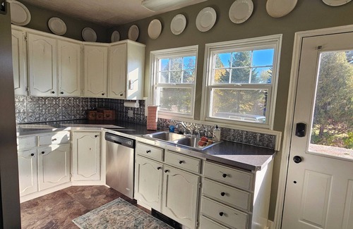 Albion Cottage | Large Groups & Families Welcome- Hot Tub, Grill and Picnic Area!