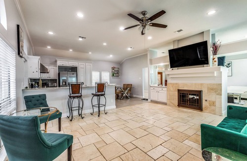 Garland House | Large Home 3Beds + 1 Studio with 2.5 Bath, New Renovation Nicely One Story Home