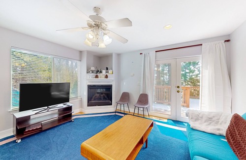 Upper Kingsbury House | Large home among the treetops near Heavenly with hot tub & great deck