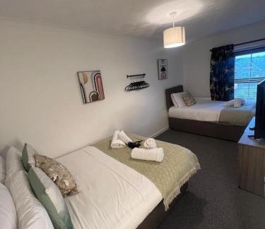 Clydach Apartment | Large Home, Parking, 2 bathrooms