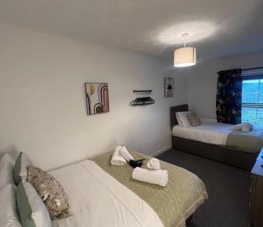 Clydach Apartment | Large Home, Parking, 2 bathrooms
