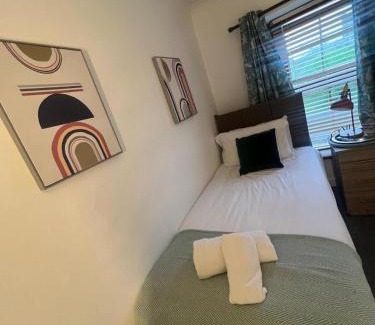 Clydach Apartment | Large Home, Parking, 2 bathrooms