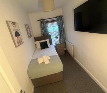 Clydach Apartment | Large Home, Parking, 2 bathrooms