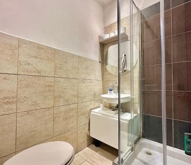Evelyn House | Large house in Central 105