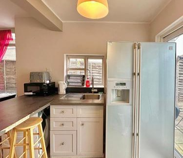 Evelyn House | Large house in Central 105