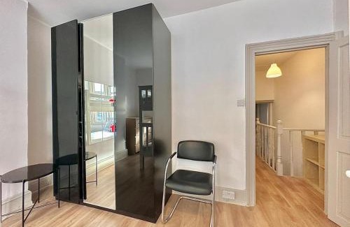 Evelyn House | Large house in Central 105