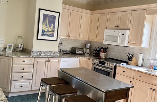 Fifth Ward House | Large House w/Patio and Driveway! Right off of Thames Street