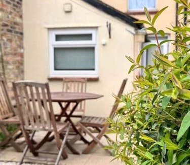 Fairfield House | Large house with fast trains to London