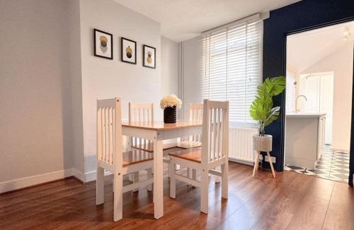 Fairfield House | Large house with fast trains to London