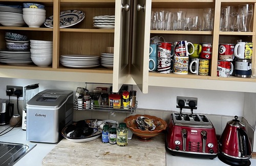 Mortlake Other | Large, light-filled double room & bathroom in 5-bed terraced house.