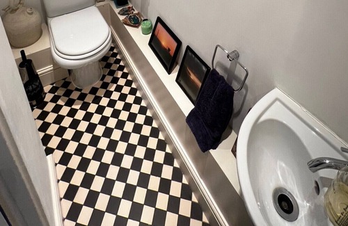 Mortlake Other | Large, light-filled double room & bathroom in 5-bed terraced house.