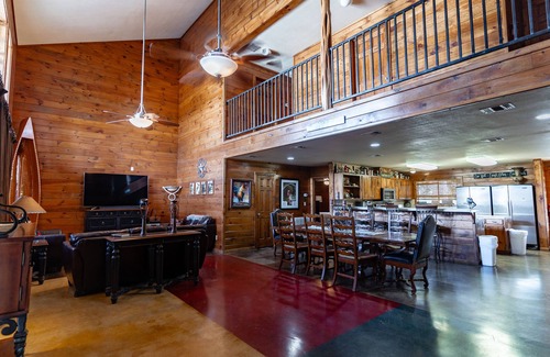 Sabinal House | Large Lodge located in Mountain Valley