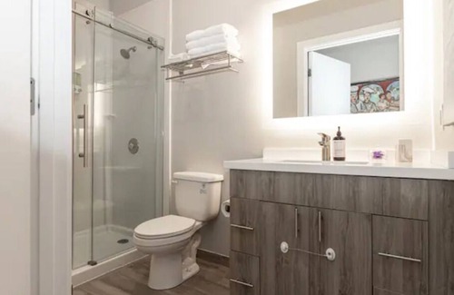 Mission Hills House | Large Loft Near Restaurant Row w/WiFi, CableTV/HBO
