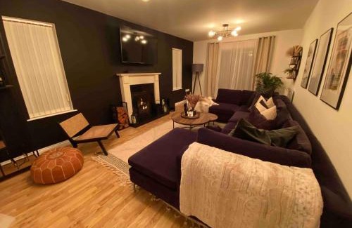 Enniskillen House | Large Modern home, 5 mins to town Centre