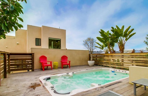 Sunset Cliffs House | Large & modern home close to the ocean w/private washer/dryer - 1 dog welcome