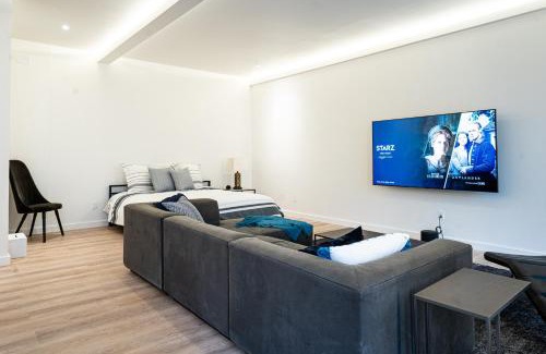 Kirkland Apartment | Large Modern Loft in Central Location