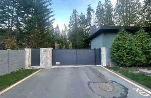 Kirkland Apartment | Large Modern Loft in Central Location