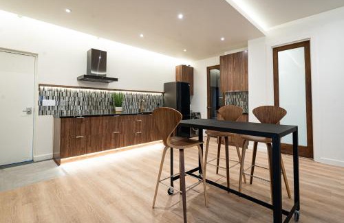 Kirkland Apartment | Large Modern Loft in Central Location