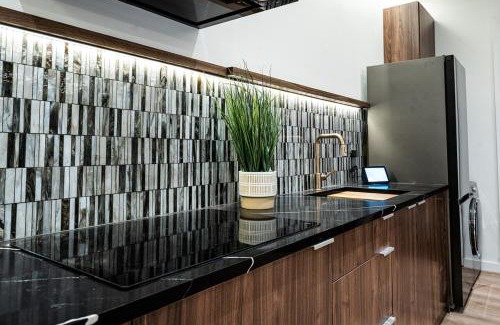 Kirkland Apartment | Large Modern Loft in Central Location