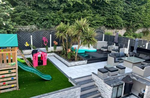 Liverpool House | Large NEW Detached House Woolton, Families, FREE Parking, Massage, BBQ, Play room & MORE