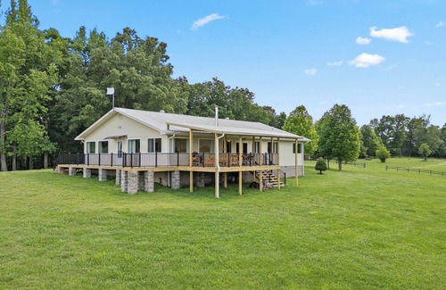 Jasper House | Large Ozark home w/large covered deck - 5 minutes from Jasper!