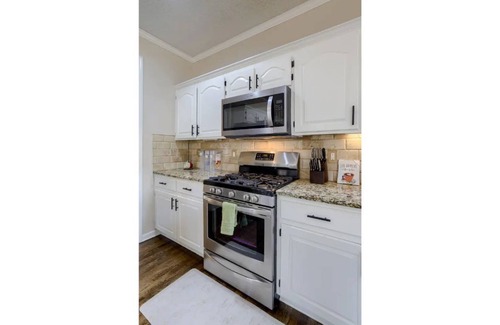 Olathe House | Large pool house perfect for large family gathering