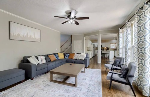 Olathe House | Large pool house perfect for large family gathering