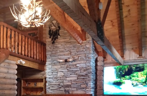 Lawrence County Cabin | Large Private Luxury Log Cabin w/ jacuzzi, game room, private lake on 100 acres