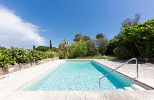 Vallauris Villa | Large Provencal villa with swimming pool in lush greenery LIVE IN CANNES