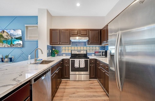 Sunset Lakes House | Large Relaxing Poolside Patio! 4 Miles to Disney.