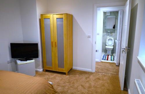 Fairlop Apartment | Large Room 3